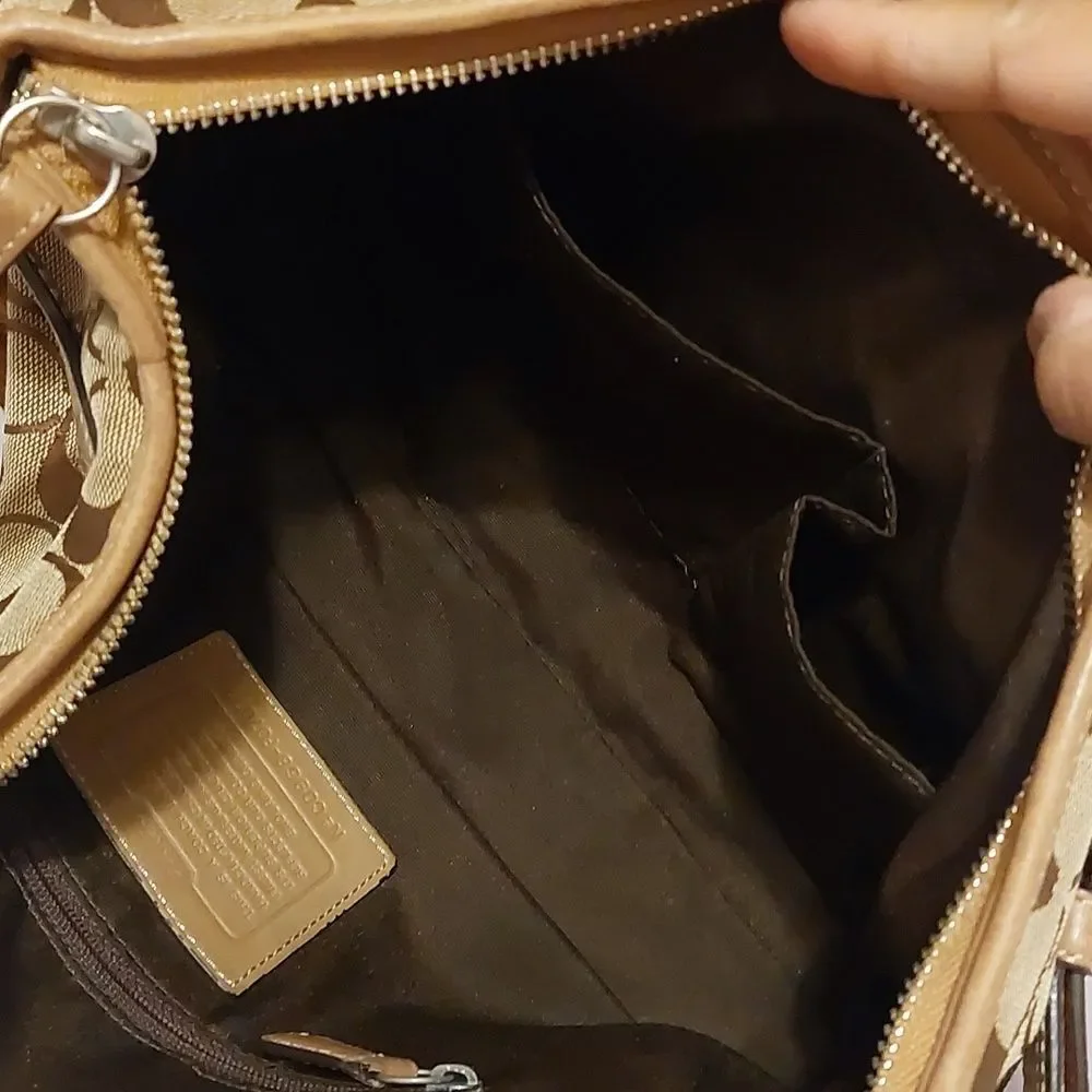 Coach Logo Signature Hamptons Hobo Bag F07077